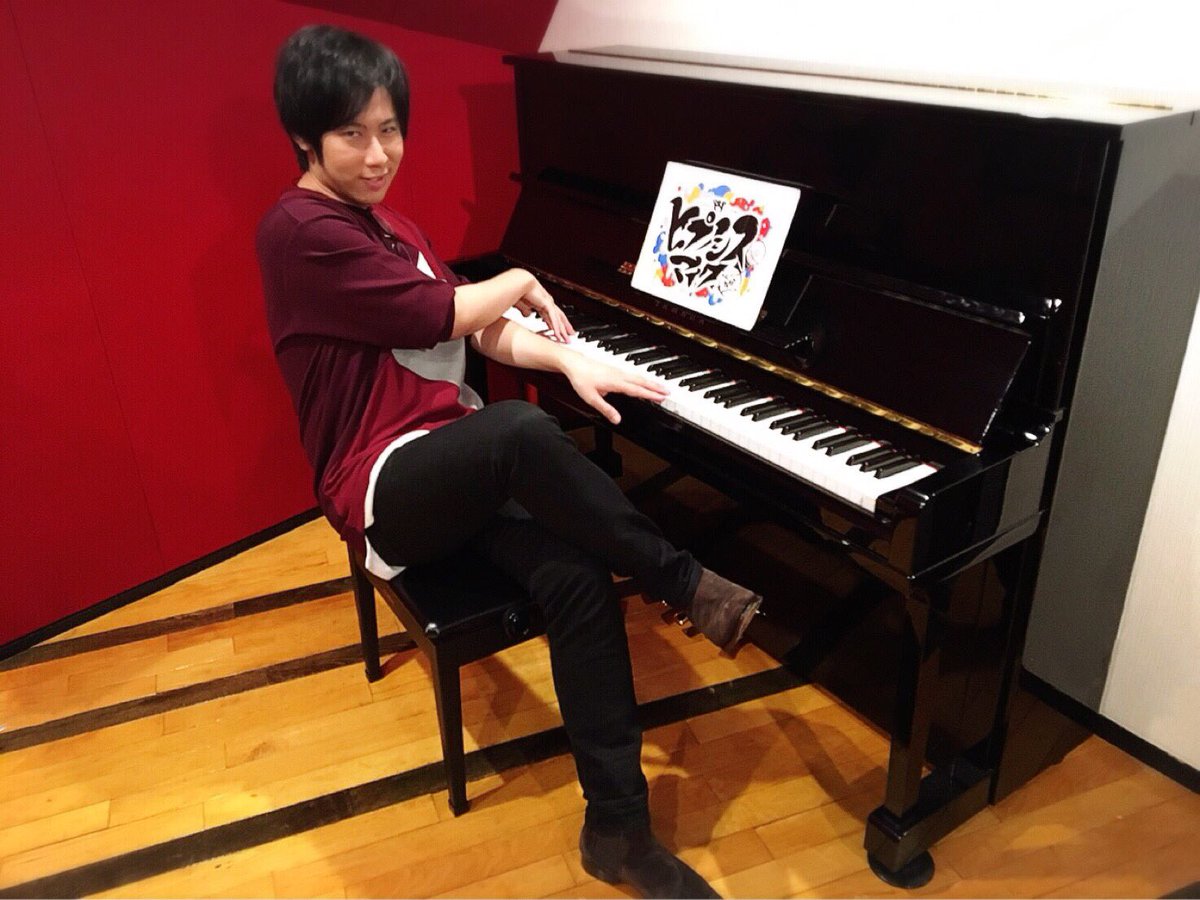 hypnosismic's tweet photo. 【NEWSアーイ🙌】
「色とりどりのオネーさん達よ
僕の事で喧嘩 ヤメテホシイナー？」

飴村乱数こと白井悠介‼️
手足をクロスでセンス突き抜け  しらいむラムダ🍭にみんな釘付け👀🔩

リツイートなしなんてヤメテホシイナー？

https://t.co/tmXXIoBHY7 https://t.co/D4dEMy9zcd