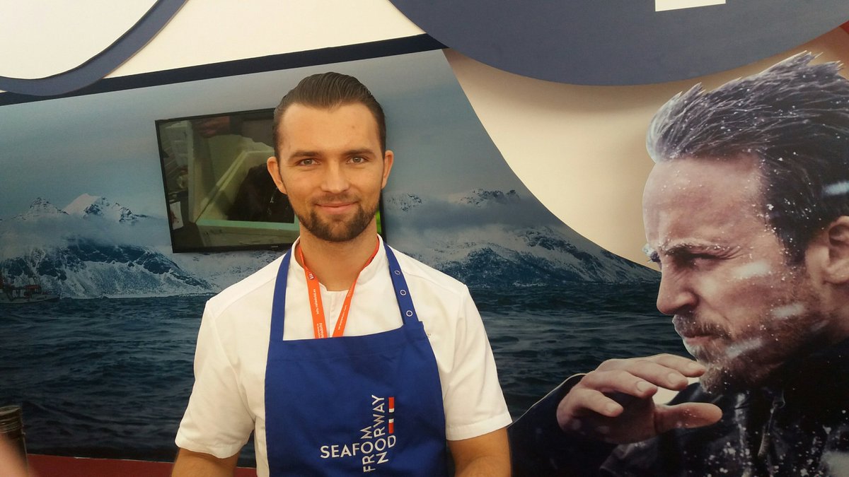 Hoy, en el @CNPinchosVLL se está celebrando el primer #CampeonatoMundialdeTapas donde participan concursantes de 16 países, incluyendo nuestro chef noruego, <a href="/chefdalelv/">Øyvind Bøe Dalelv</a> 🇳🇴🇳🇴🍴