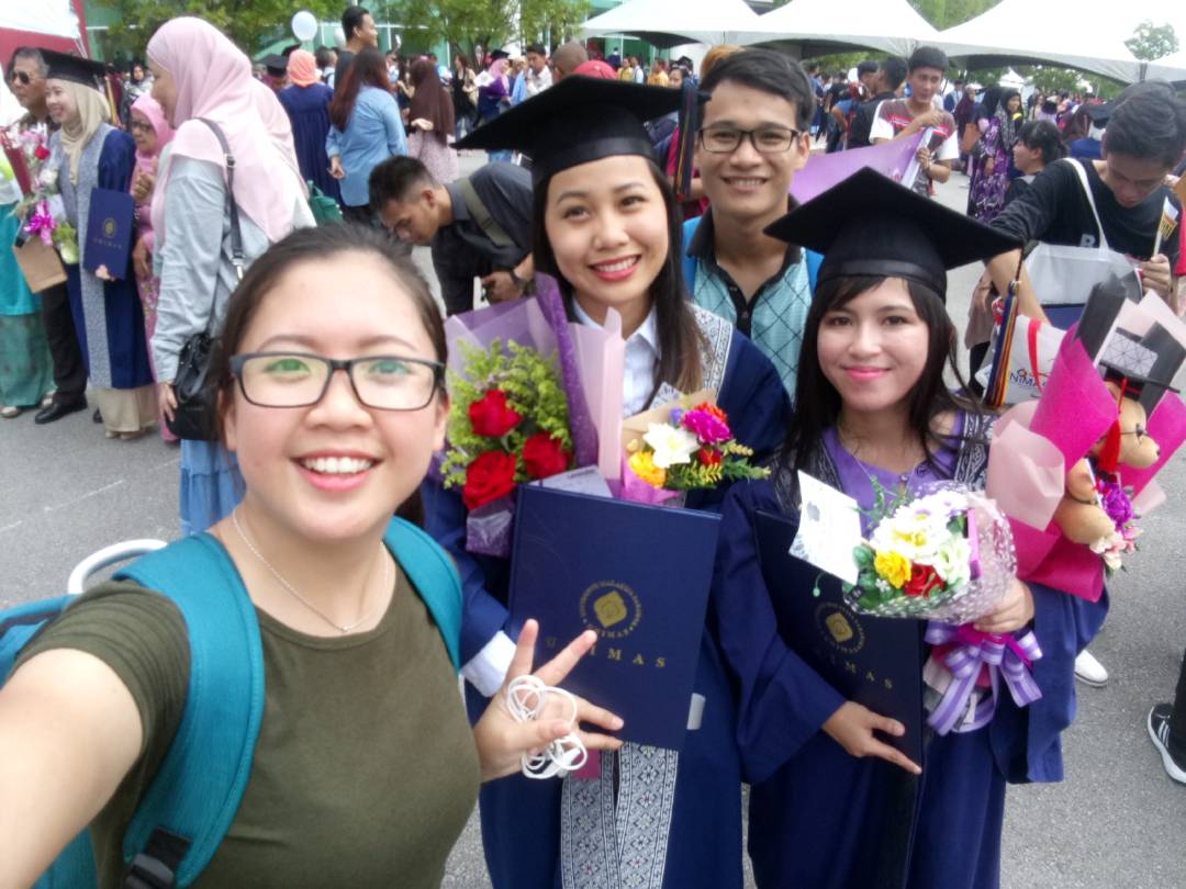 tuyourt's tweet photo. KONVO KONVO KONVOORRRR 😘🎓🎉🎈🎊
#Konvokesyen2017 #UnimasGrad21 #CogSc https://t.co/6PESxRu2tk