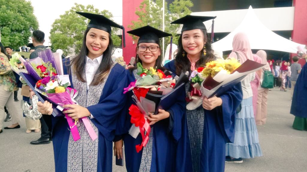 tuyourt's tweet photo. KONVO KONVO KONVOORRRR 😘🎓🎉🎈🎊
#Konvokesyen2017 #UnimasGrad21 #CogSc https://t.co/6PESxRu2tk