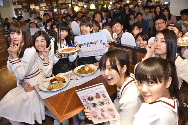 natalie_mu's tweet photo. 【イベントレポート】エビ中が渋谷「エビ中 CAFE」いきなり訪問、新曲とコラボメニューをアピール #ebichu https://t.co/ffXHYviiEK https://t.co/jLDKP5aTvd