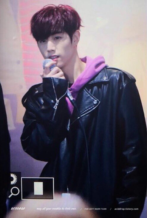 aciddrop0904's tweet photo. 171108 <PREVIEW> 
압구정로데오 팬싸💜💜

#Mark #마크 #GOT7 #갓세븐 https://t.co/Thitts7aEn