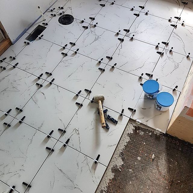 Peygran's tweet photo. #Nivelando, que es gerundio!!  @Peygran @PeygranLeveling    #tile  #laticrete #peterboroughontario  #peygrantilelevelingsystem https://t.co/9sUsdbdzzt