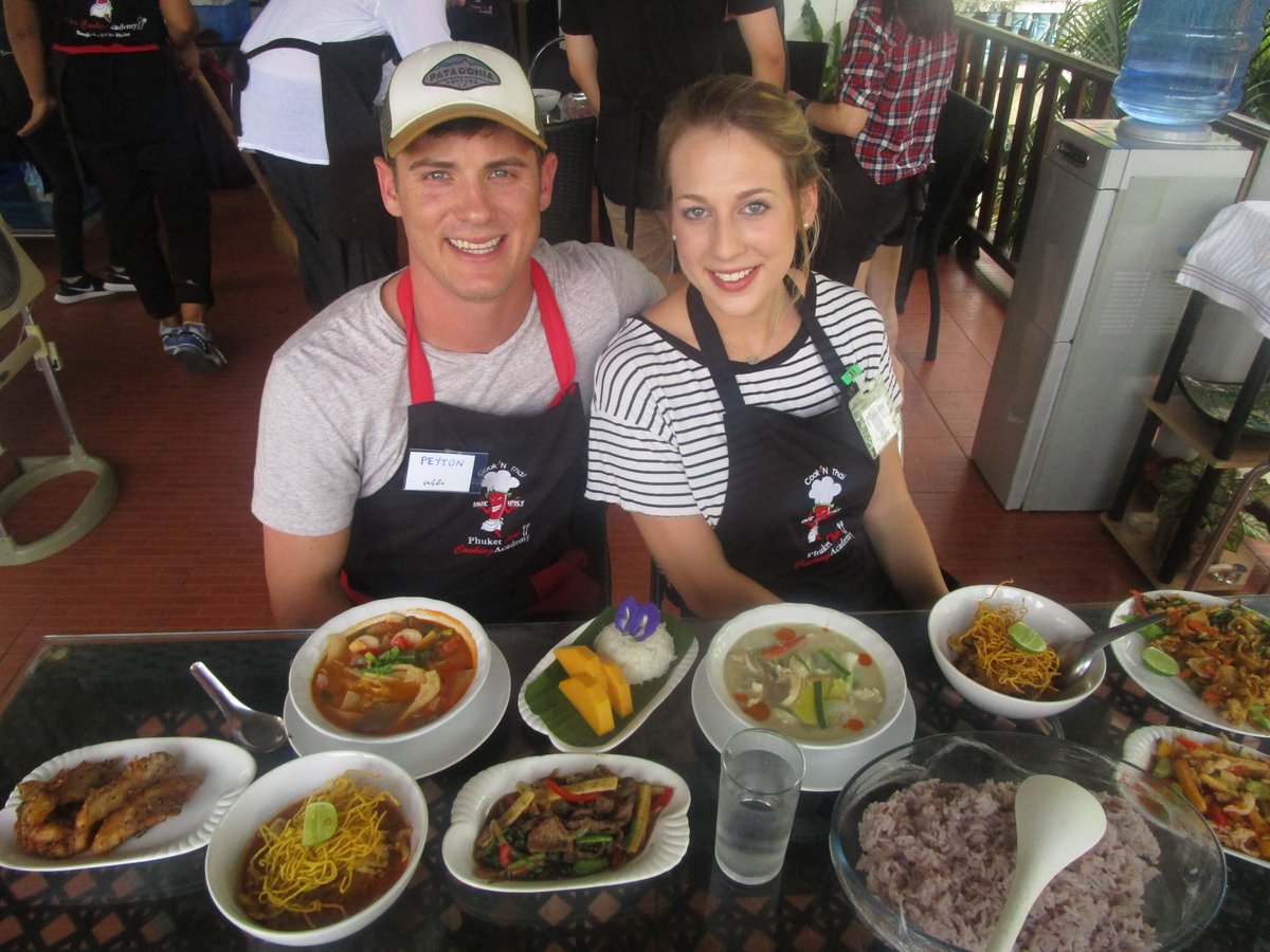 Thai_Food_Chef's tweet photo. Cooking Thai cuisine @Thai_Food_Chef 
#cookingclass #thaifood #thailand #phuket #rainyday #foodie #foodpics https://t.co/prhIh6fLqK
