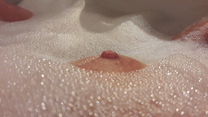 Nipped berg ! Happy #wetwednesday everyone xx https://t.co/vBTtBR2dXj<a href="/tag/wetwednesday"class="tags">#wetwednesday</a>