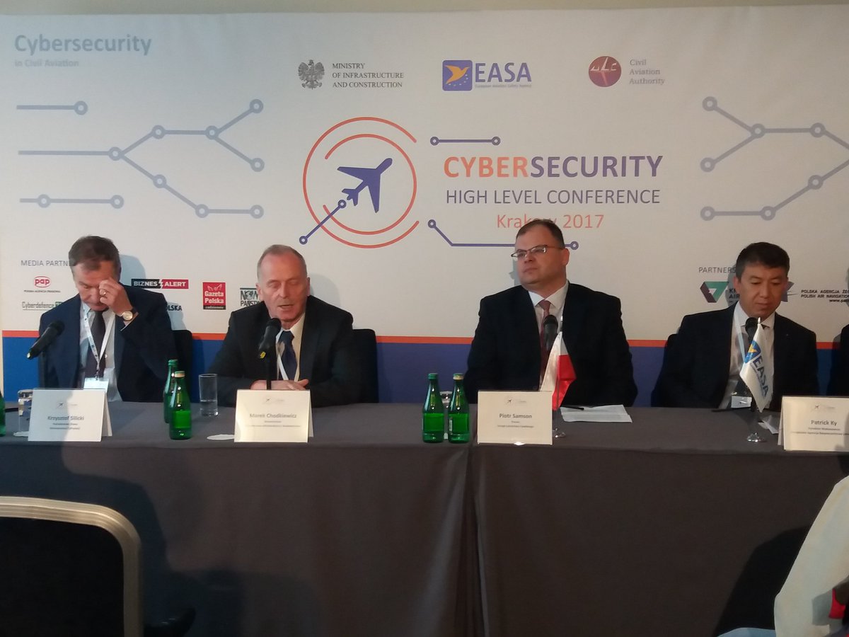 ULC_GOV_PL's tweet image. Trwa #konferencja prasowa🎙 z udziałem @MC_GOV_PL, @MIB_GOV_PL, @ULC_GOV_PL oraz @EASA z #PatrickKy. Główne założenia to #CSIRT oraz podpisanie #Deklaracji Krakowskiej✒