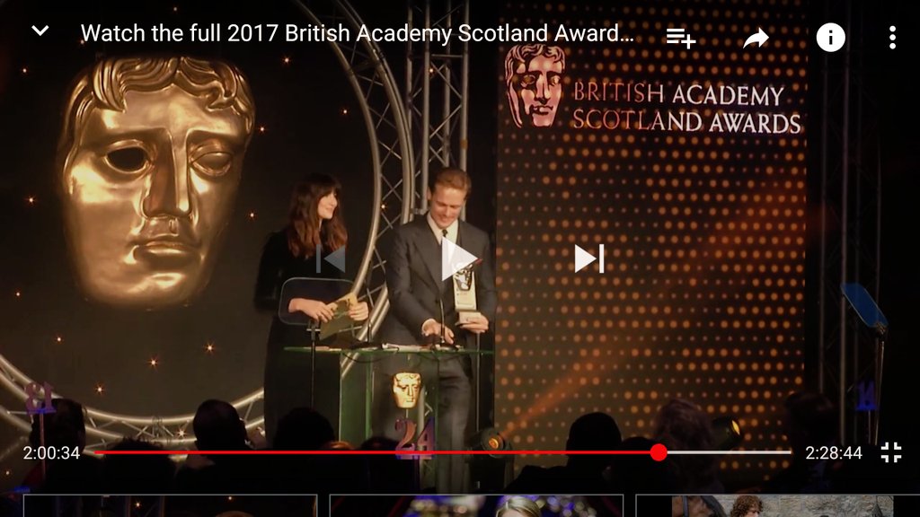 IsaCaledonia's tweet photo. https://t.co/CFixVWutUu  @OutlanderSpain ceremonia completa #BaftaScot2017  #CaitrionaBalfe #SamHeughan (entregan 🏆min 2.28.00) https://t.co/mvIQJaIWRH