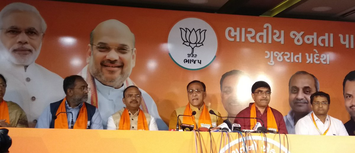 dave_janak's tweet photo. 'नर्मदा के मुद्दे पर तत्कालीन मुख्यमंत्री और अभी के प्रधानमंत्री @narendramodi कभी मीले ही नही': पूर्व प्रधानमंत्री मनमोहन सिंह के इस बयान पर जमकर राजनीति तेज।
दस्तावेजो के साथ मीडिया के सामने आये मुख्यमंत्री @vijayrupanibjp ने कहा मनमोहन सिंह जुठ बोल रहे है। https://t.co/8K07T02alb