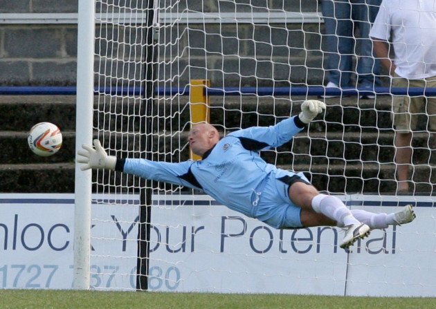 Goalkeeping legend Paul Bastock is set to break a world record this week as he closes in on an incredible 1,250th career appearance! 👏
➡️thenationalleague.org.uk/legendary-goal…