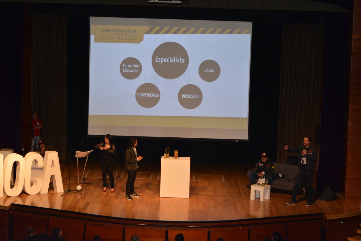 ardeventos's tweet photo. Recuerdos y más recuerdos de nuestra gira por las universidades del país. La .@UniversidadECCI estuvo a la altura de la "Irreverencia Creativa Estratégica", esta vez con nuestro hermano Alejandro Ruíz de Constructor Sodimac #ArdePapi 🔥 https://t.co/28q3G3cPBC