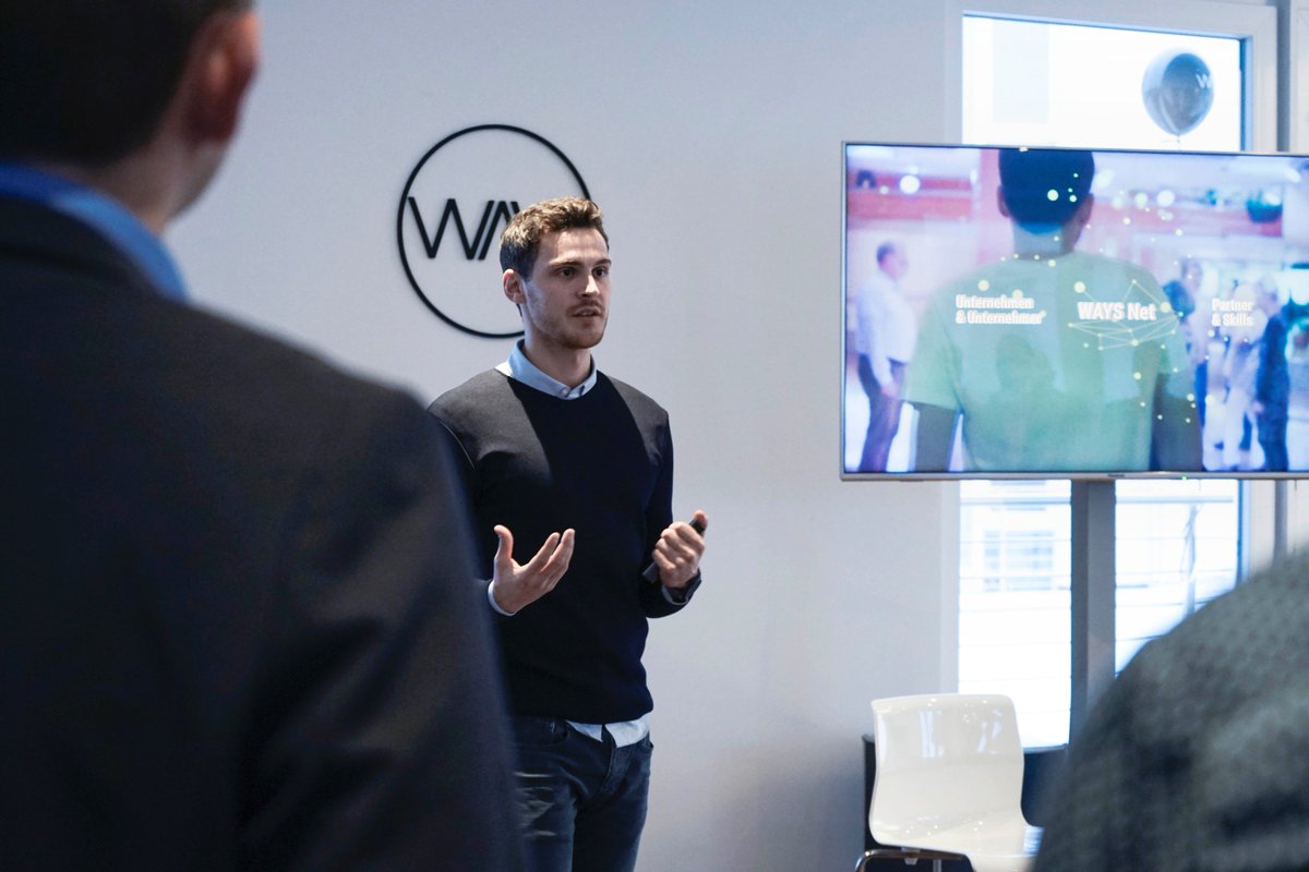 thisisways's tweet photo. DIGITIZE &amp; FLY hieß es gestern! Hier in Action: Ruben Dahmen, Gründer und Digital Consultant. #diwodo17 #digitalguide #thisisways #flynotdie https://t.co/sbGYdPDeSy