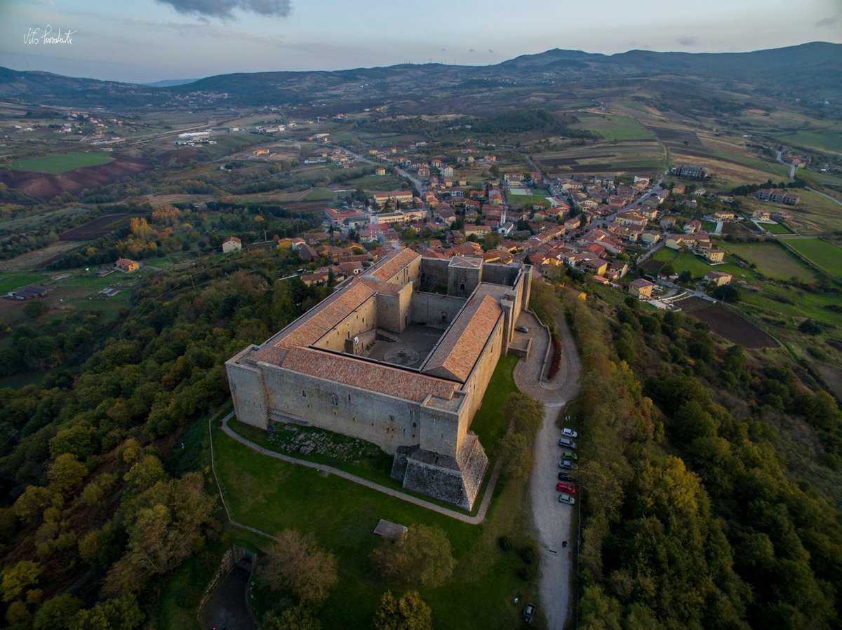 "Grandi selve su per il dosso di un gran valico tra il #Vulture, a settentrione, e le valli del #Bradano e del #Basento, a scirocco: questa la topografia di #Lagopesole." (G. Fortunato). #viadellemeraviglie (Foto: Vito Possidente Juppi)