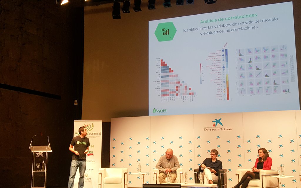 Muy buena comparación de la prediccion basada en datos de las explotaciones y la Psico-Historia del gran Asimov. A más información acumulada, mayor fiabilidad, precisión y utilidad  #AgridataSummit A.Oikawa @bynse @La_COAG @CoopsAgroES @infoCaixa