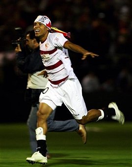 sofifosi's tweet photo. Felicidades, amigo. Gracias por tanto fútbol, gracias por todo. El mejor 9 que han visto mis ojos con mi Sevilla. @luis_fabuloso @juparadela https://t.co/3J3yElShHs
