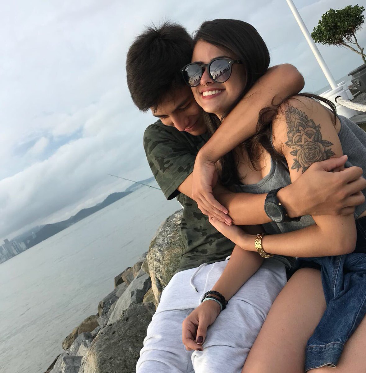 JuregsNews's tweet photo. #ROMANCENOAR 

O editor deste canal de informações, @LeooConstantino estaria engomado numa nova relação com @maydaiandila. Amigos próximos os chamam de "casalsinho de merda". De fato, são. 

E você, shippa? https://t.co/ziu4rbVfW1