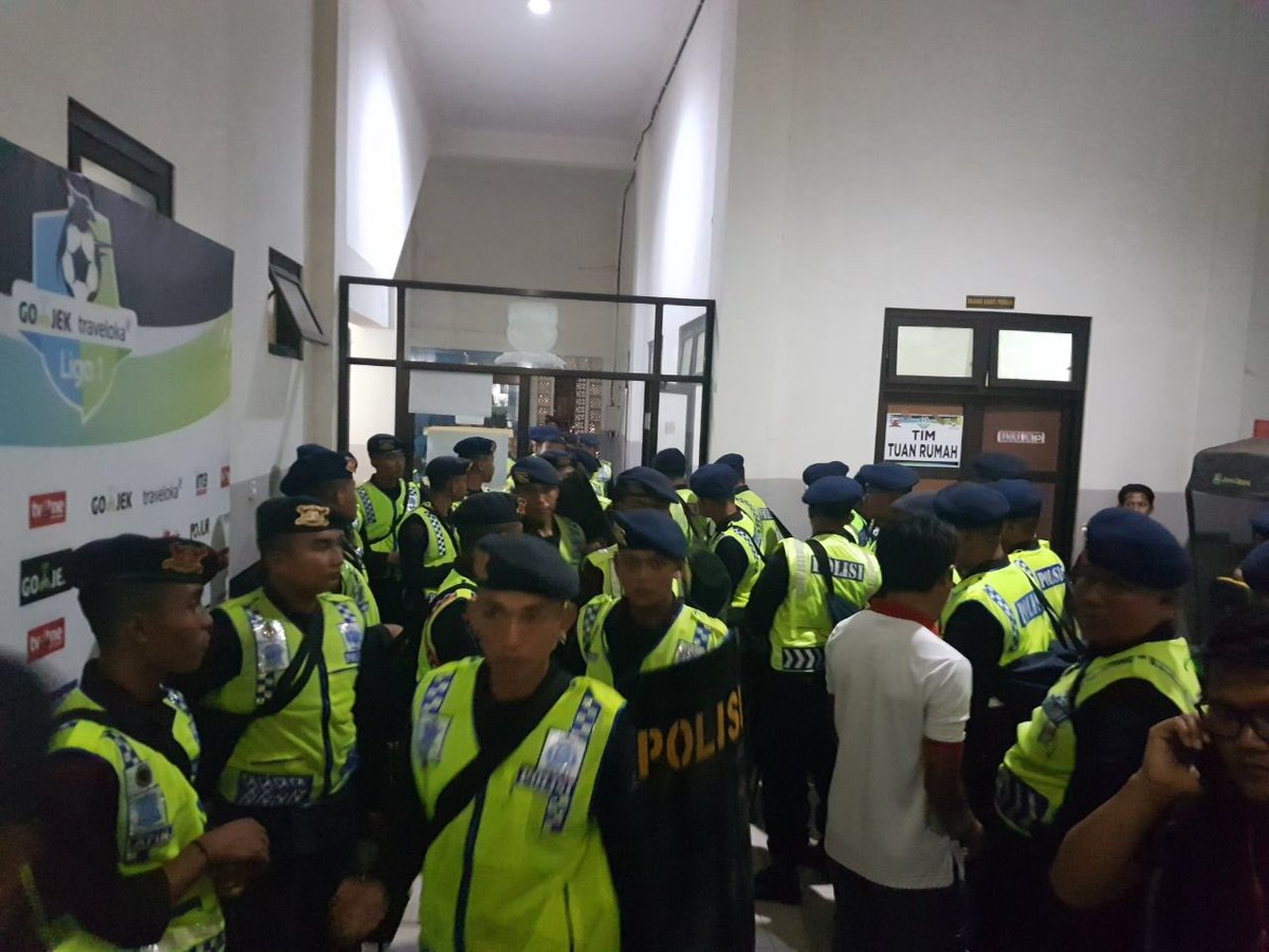 Suasana Ruang Ganti Madura United FC, sebelum pertandingan. Kami ini Tuan Rumah Pak Polisi, dan kami mau main bola.