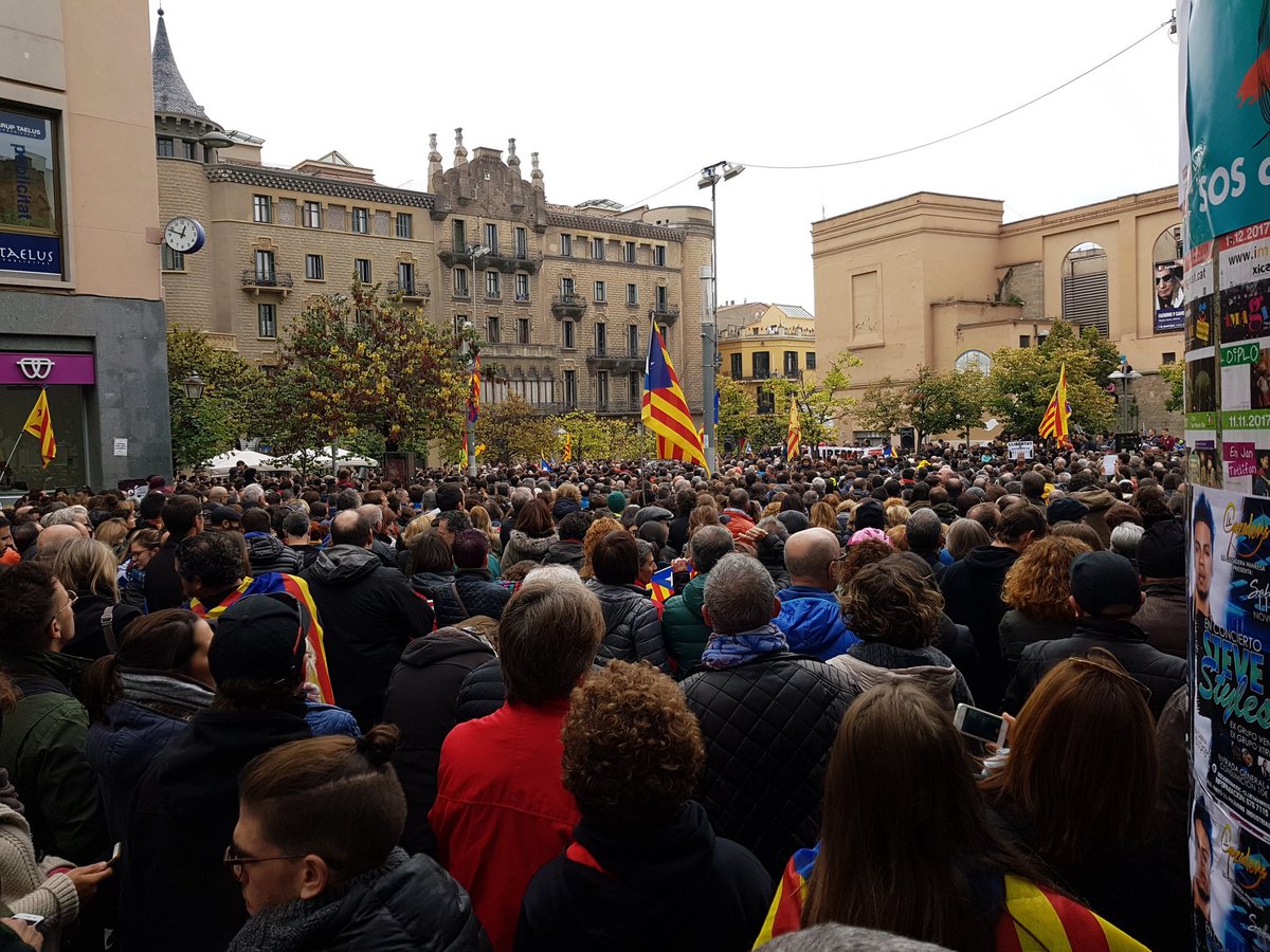 esquerramanresa's tweet photo. La concentració a plaça Sant Domènec ha omplert tot l'espai disponible. #Manresa #VagaGeneral8N https://t.co/dCmUGC1q77