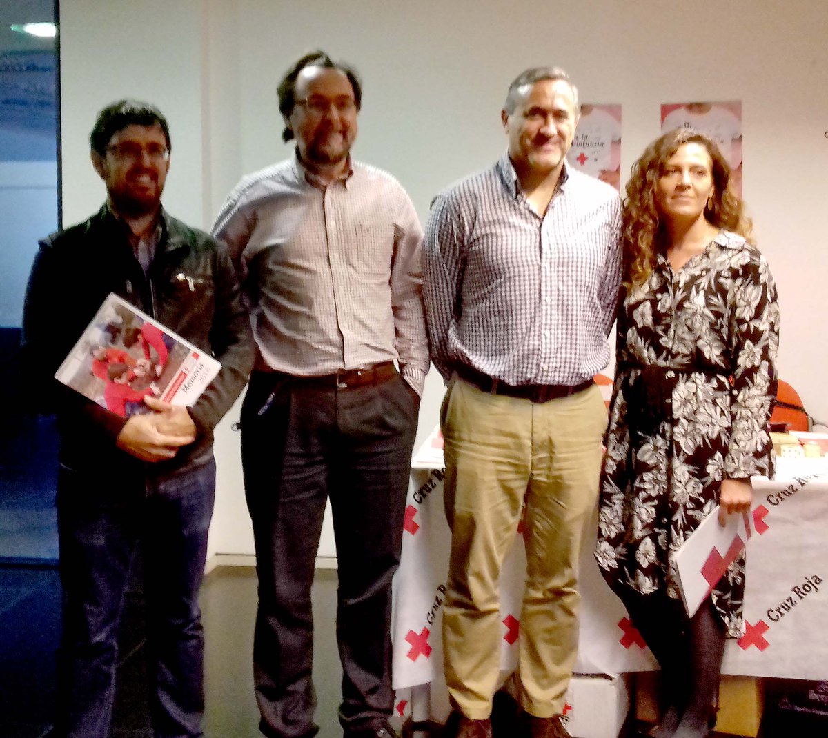 CruzRojaCS's tweet photo. Alumnado y profesorado de la Universidad @uchceu en #Castellón han pasado de forma activa por nuestra mesa de #BanderitaCS #DíaBanderita https://t.co/uJTUWB60vt