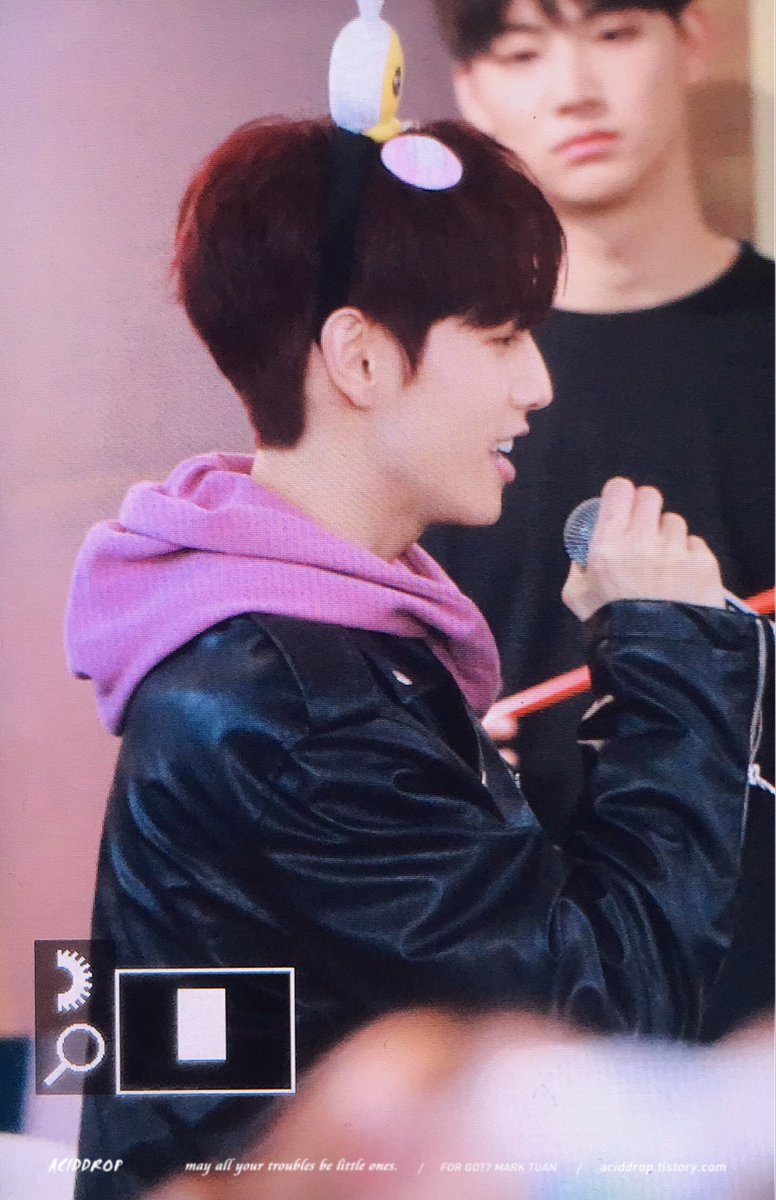 aciddrop0904's tweet photo. 171108 <PREVIEW> 
압구정로데오 팬싸💕（・⊝・）

#Mark #마크 #GOT7 #갓세븐 https://t.co/kdH3UnMGDc