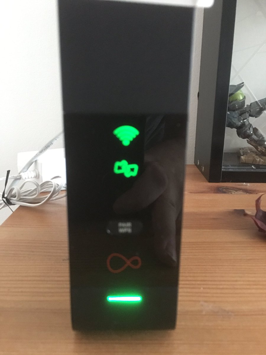 Kroxigorman's tweet photo. @virginmedia our router has had these lights (2nd light flashing) for over 2 hours. Please explain. No internet connection. https://t.co/GgfK9e8VMv