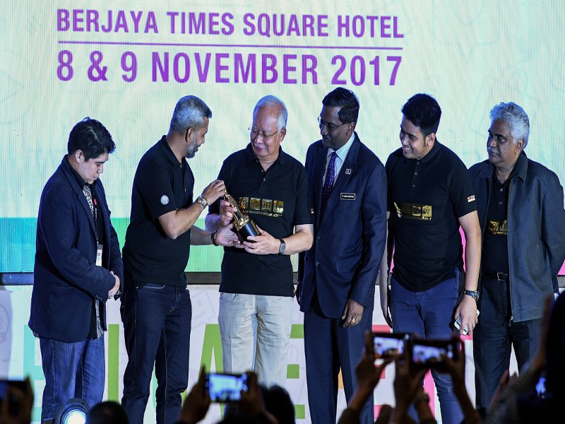 SinarOnline's tweet photo. PM terima Anugerah Kepimpinan Global Bagi Media Sosial https://t.co/LVYZbKouxk https://t.co/gUjrzIxCOM