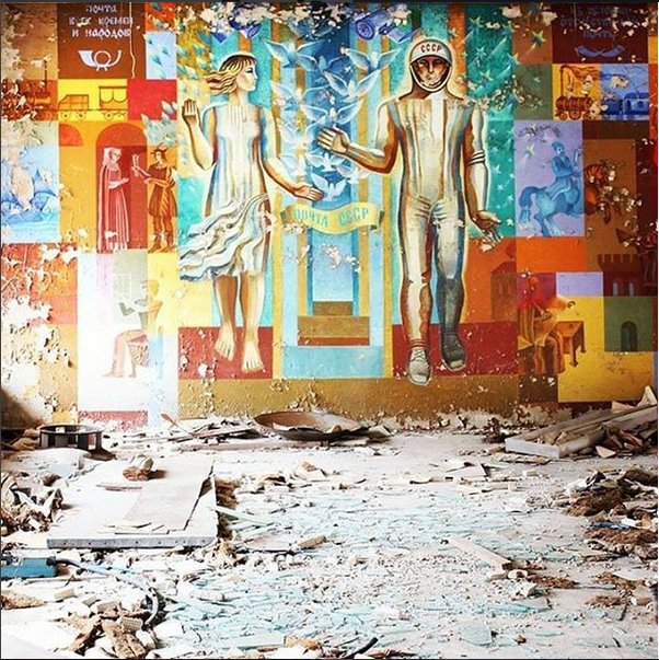 ChernobylVR's tweet photo. Sometimes the Soviets were able to turn propaganda into something beautiful. This #wallart is located in the Post Office in abandoned #Pripyat near #Chernobyl and shows space travel as the nation's bright future. Now this art is all that is left of it.
#PSVR #chernobylvrproject https://t.co/3ksfclaTjz