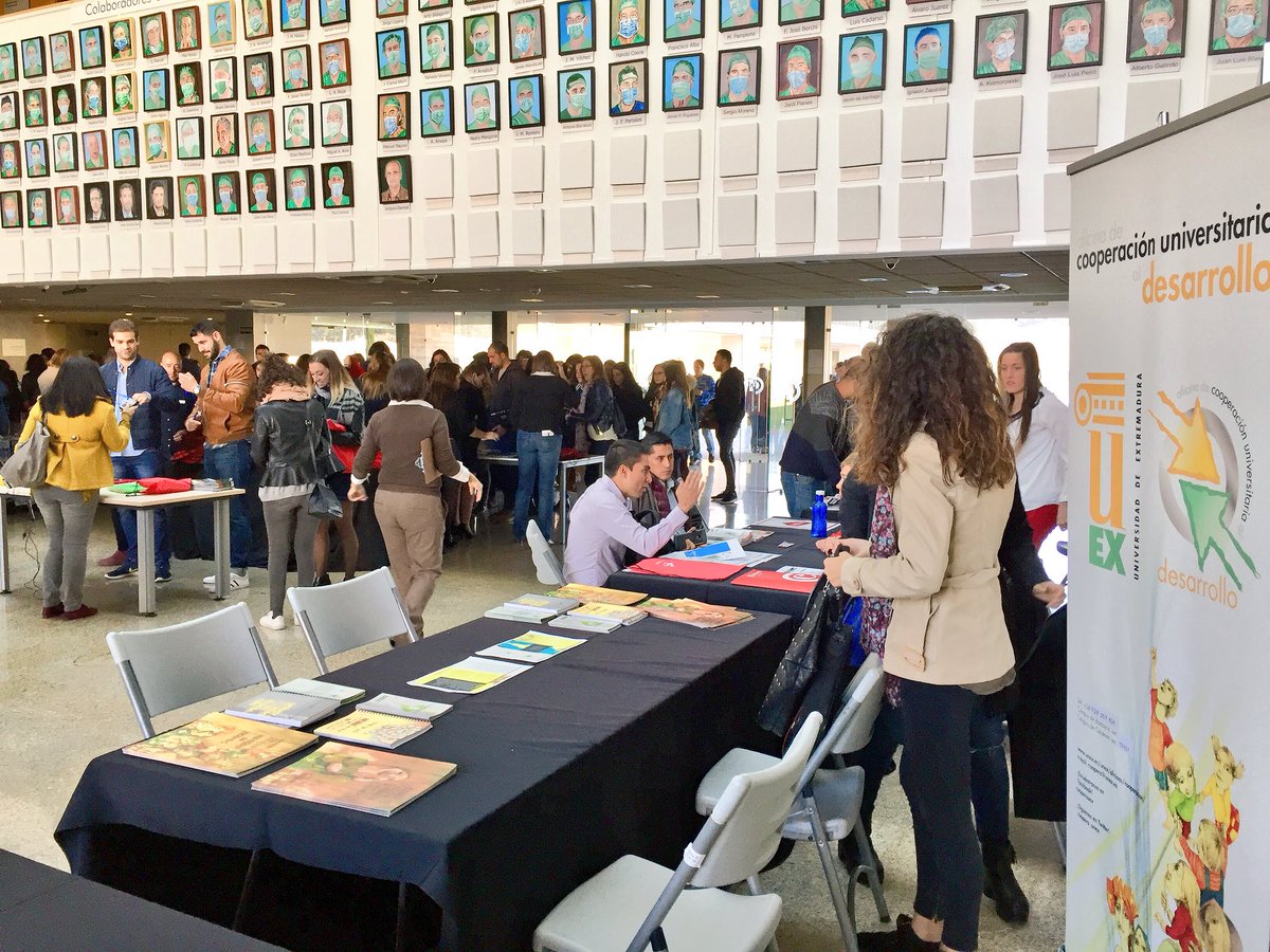 EconomiaEx's tweet photo. Pasamos por la feria #LinkEM17 de @infouex donde la #EconomíaSocial se presenta como una alternativa de futuro para los jóvenes. #Empleo #Extremadura https://t.co/CfOuKW3ztb