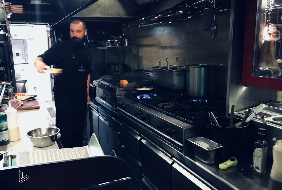 LocalThess's tweet photo. Ο chef μας, Ανδρεας Κλαυδιανος, στο γνώριμο του περιβάλλον!
Εσείς, τί θα επιλέξετε σήμερα από το #Local_Menew;
#LocalThessaloniki https://t.co/A7g98rukSh