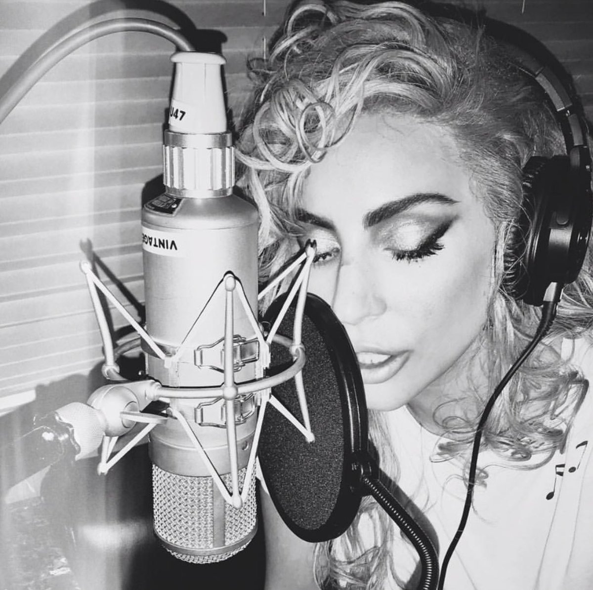 Леди гага. Диджей тонс и леди гага рингтон. Диджей тонс и леди гага рингтон. Леди гага на сцене. Диджей тонс и леди гага рингтон.