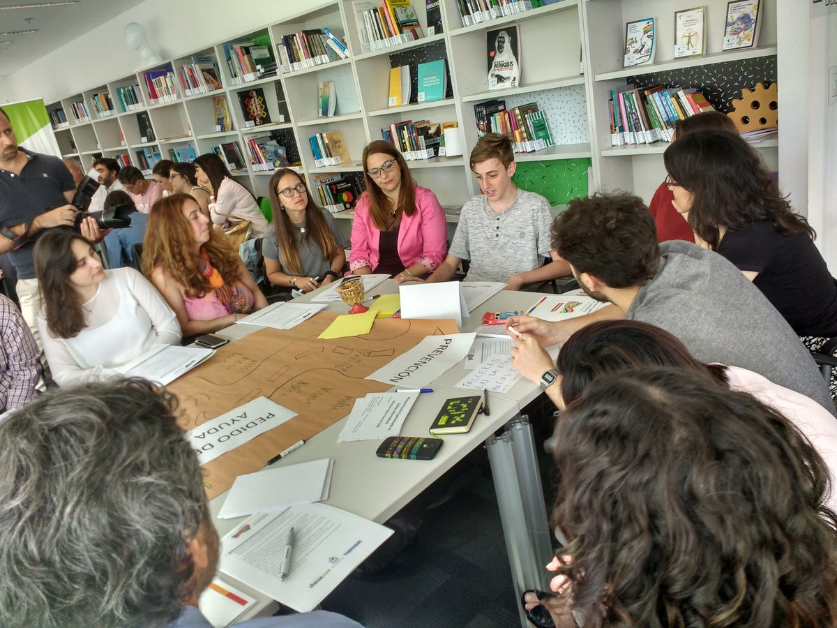 Participación juvenil en la mesa de trabajo. También contamos con <a href="/taringa/">taringa!</a> #UFECI <a href="/DefensoriaCABA/">Defensoría del Pueblo CABA</a>, docentes, psicólogos, Ministerio de Desarrollo Social Nación, Disney, Secretaría de Juventud de CABA, #ChauTabú
