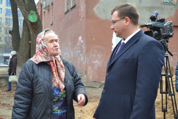 Благоустройство дворовых территорий по программе формирования комфортной городской среды перешло в завершающую стадию. Ход работ проверил 8 ноября мэр города Иванова Владимир Шарыпов ivgoradm.ru/news?nid=34540