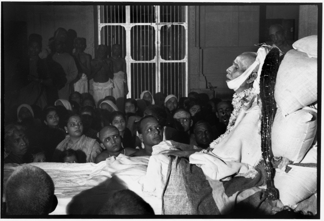 indiainpix's tweet photo. The final days of a sage: Henri Cartier-Bresson captured the last photographs of Ramana Maharshi and his subsequent funeral in #Tiruvannamalai, Tamil Nadu, in April of 1950. Cartier-Bresson also bore witness to a fireball that streaked across the sky during the moment of passing. https://t.co/PK3dFYD2MH
