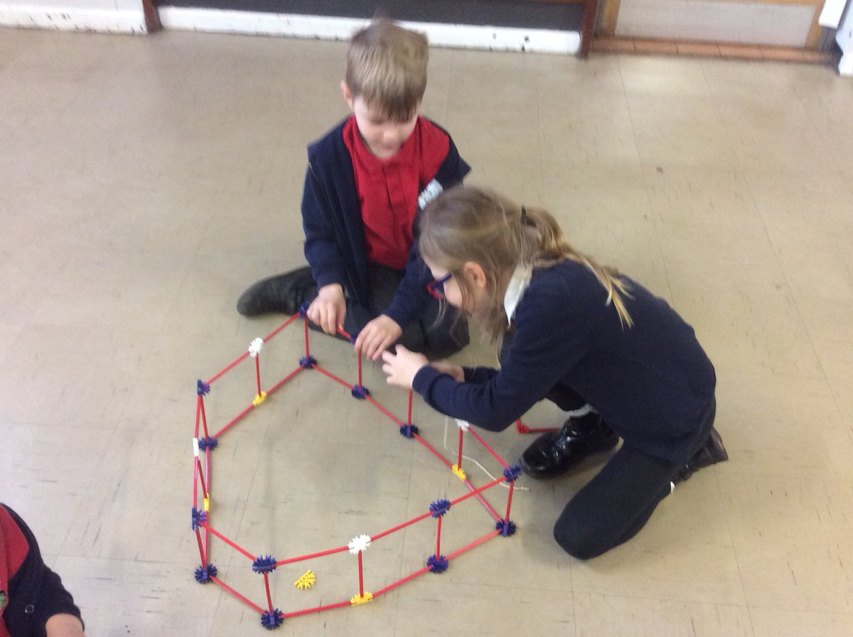 Hendrefoilan's tweet photo. Year 2 busy creating castles and turrets for our Dragons! #hdfpkuw #hdfpmd #hdfpteamwork https://t.co/rVt9LMHh1S