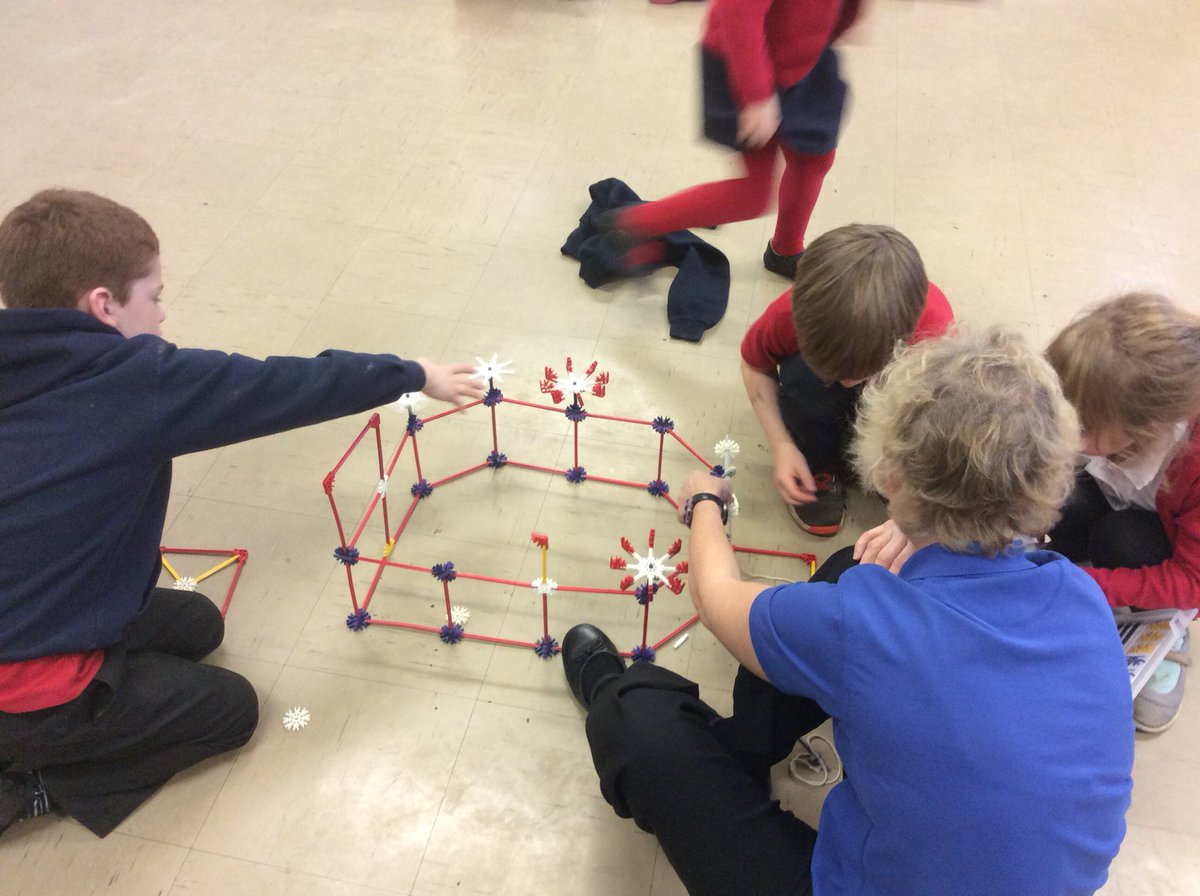 Hendrefoilan's tweet photo. Year 2 busy creating castles and turrets for our Dragons! #hdfpkuw #hdfpmd #hdfpteamwork https://t.co/rVt9LMHh1S