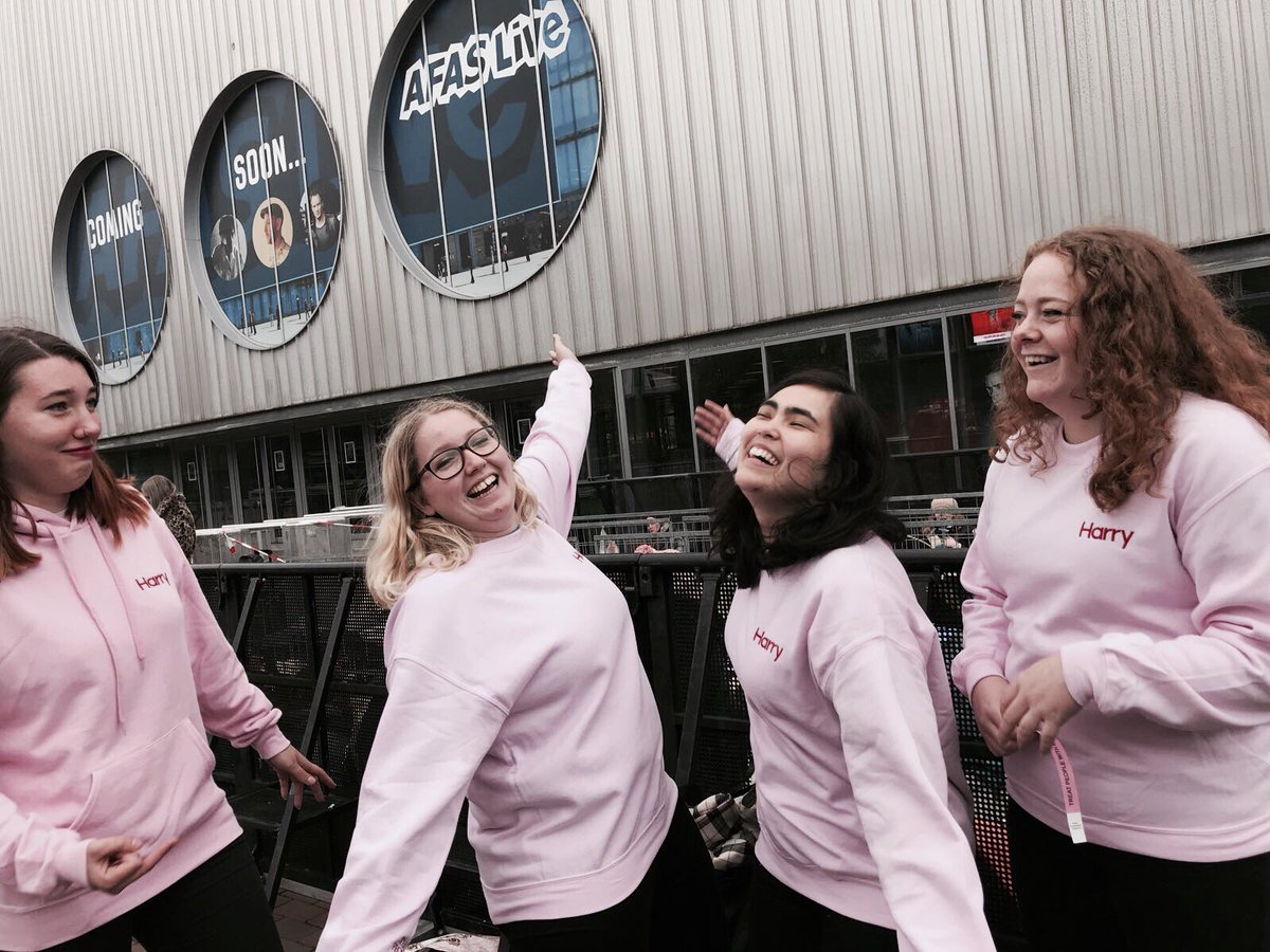 NarrysMedicine_'s tweet photo. Almost time ๐#HarrySquad #Weirdos #Camping #HarryStylesLiveonTourAmsterdam https://t.co/08pQky64rN