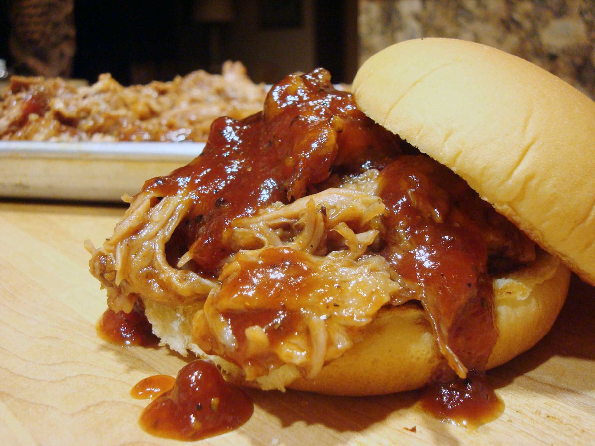 Our food Market is back this Saturday (9-3pm) with some superb street food. Roast pulled piggy at this time of year gets our vote! 🐖 visitmalton.com/monthly-food-m…