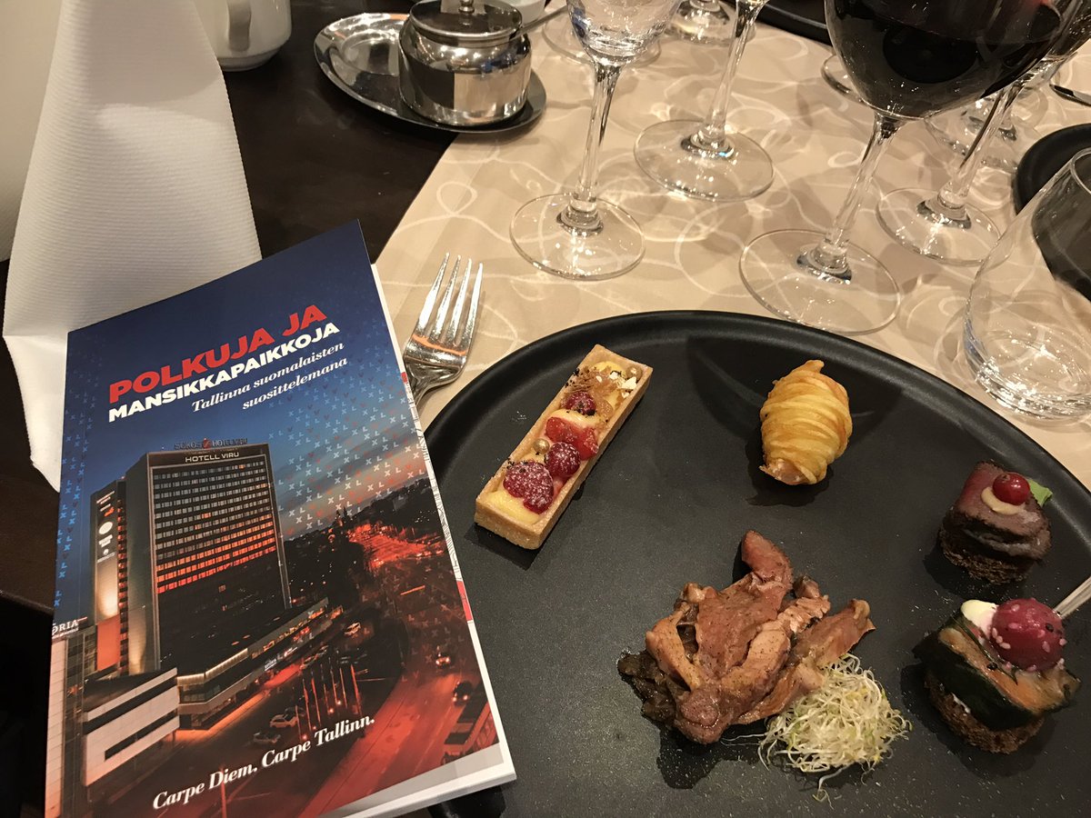 TanjaMariia's tweet photo. Polkuja ja mansikkapaikkoja. Tallinna suomalaisten suosittelemana. Kirjajulkkareissa @SokosHotelViru #Tallinna https://t.co/THAtaHGZBT