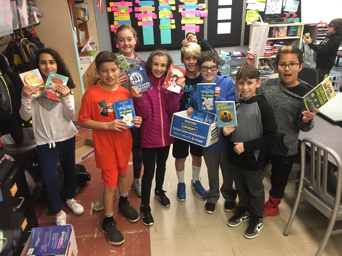 _AmandaFry's tweet photo. Thankful to help foster a love of reading in Ss. Their passion & excitement for new books is uplifting. #WimpyBookBoxDay #NovThanksChallenge https://t.co/Mg0Za9VuTa