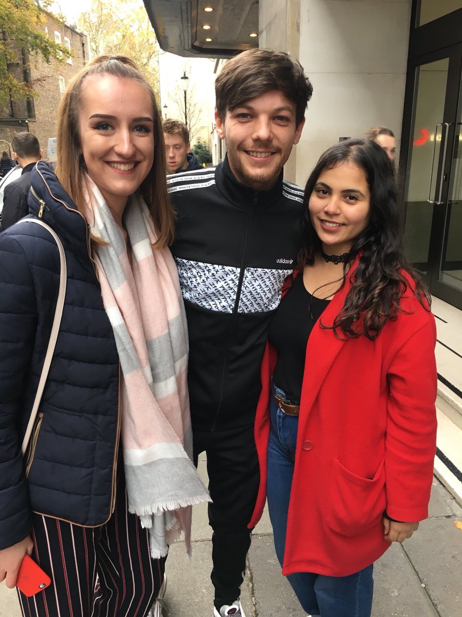 LOUIST91Army's tweet photo. 📷 || Louis with fans in London - November 8th, 2017 https://t.co/GPZibpefBl