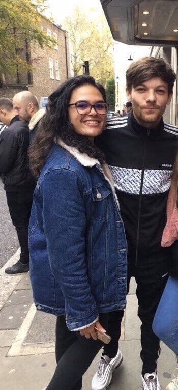 LOUIST91Army's tweet photo. 📷 || Louis with fans in London - November 8th, 2017 https://t.co/GPZibpefBl