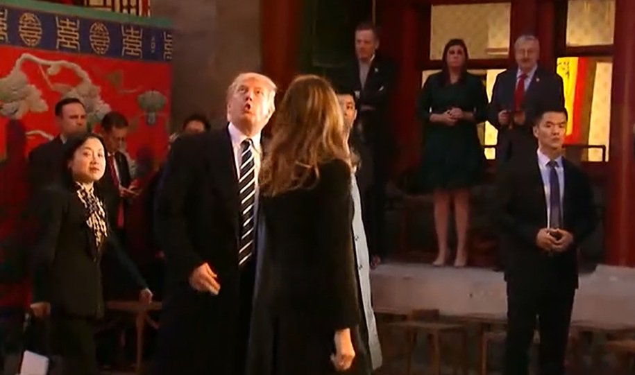 InterTVAZ's tweet photo. Donald Trump, de visita en China, recorre la histórica Ciudad Prohibida de Beijing acompañado por el primer ministro Xi Jinping. https://t.co/s5YuVS6005
