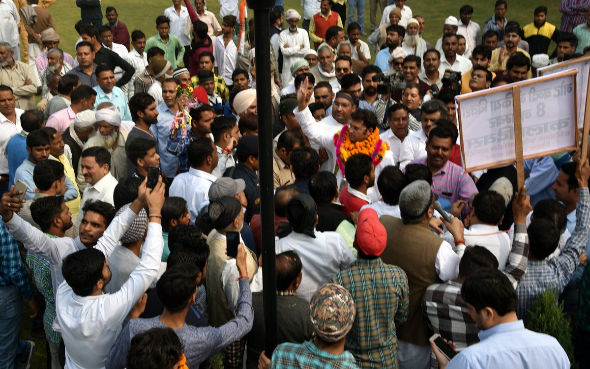 Tanwar_Indian's tweet photo. मुल्क़ ने माँगी थी, उजाले की फ़क़त एक किरण;
मोदी जी ने हुक़्म दिया, चलो आग लगा दी जाये। 
#नोटबंदी_से_लूट #भुगत_रहा_है_देश https://t.co/DRg98Lb120