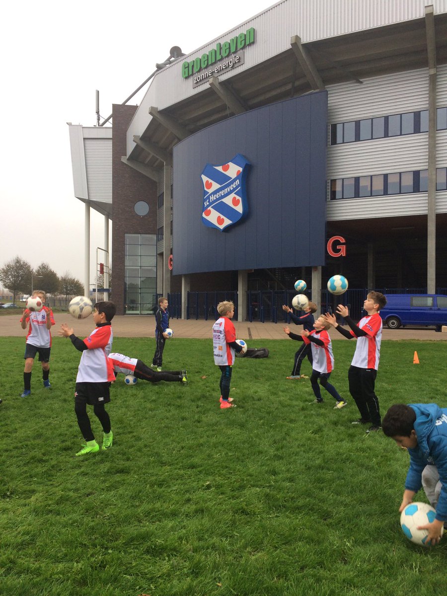 spanelles's tweet image. Winnaars Dikke Banden Race en spelers F1 @vvOerterp bij voetbal clinic @scHeerenveen. Wat een energie!@RaboDrachten