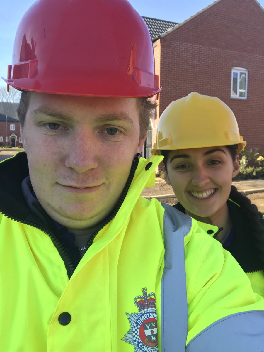 DerbysNHW's tweet image. We’ve been out today property marking in Chellaston and Horsley Woodhouse with @DerbysPSVs on new housing developments #toolmarking #policingfamily 🏘👀🚓👨‍👩‍👧‍👦