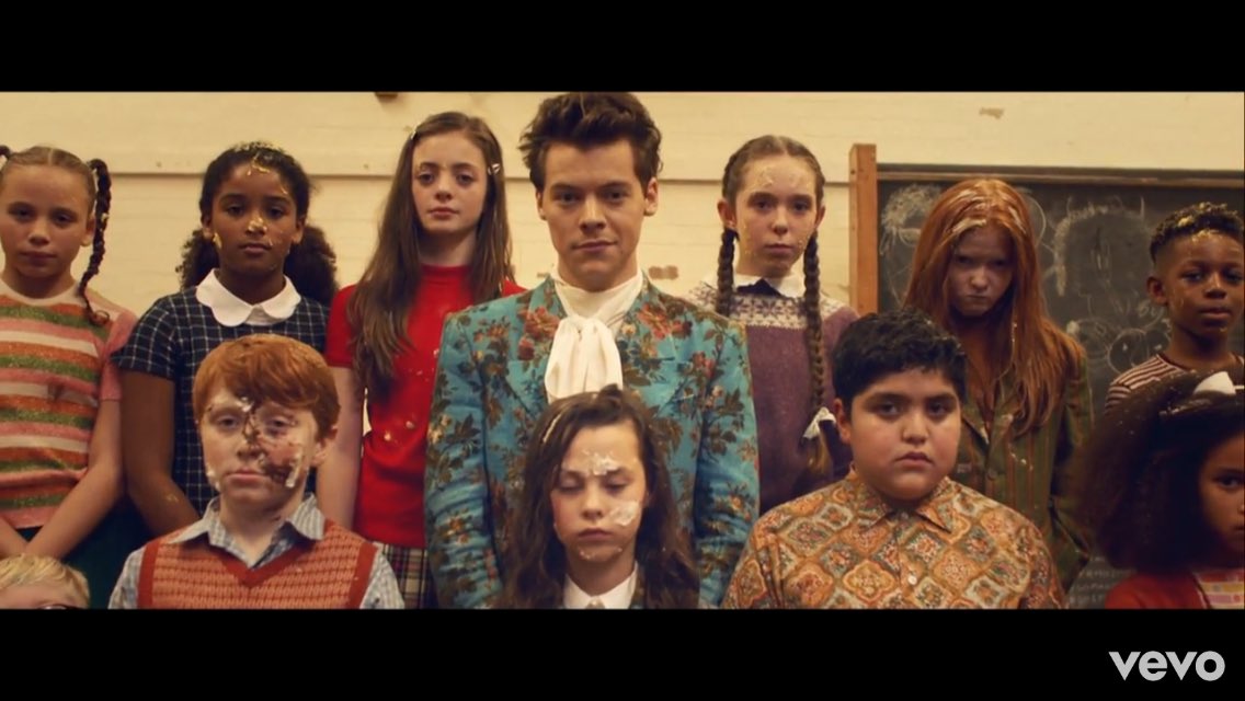 PopCrave's tweet photo. The music video for "Kiwi" by Harry Styles is now out! #KiwiMusicVideo

Watch it here: https://t.co/TY803ayEu8 https://t.co/8mnnDldlXP