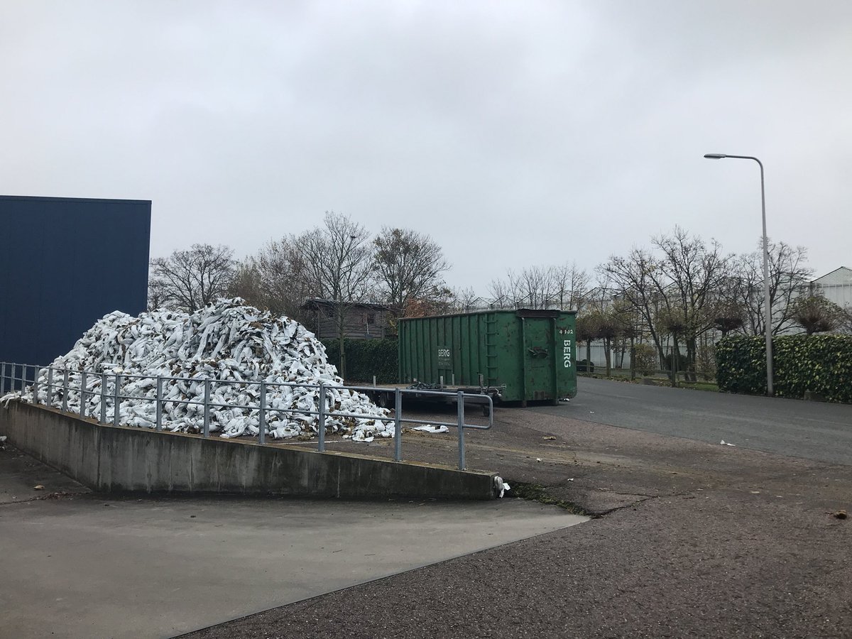 In een paar uur tijd verwijderd <a href="/VanVeldhovenBV/">Van Veldhoven BV</a> onze substraatmatten uit de kas. Dat gaat in razend tempo <a href="/Ruimtescheppen/">BERG</a> zorgt voor de afvoer en verwerking. Ieder jaar weer #goedesamenwerking #tevreden