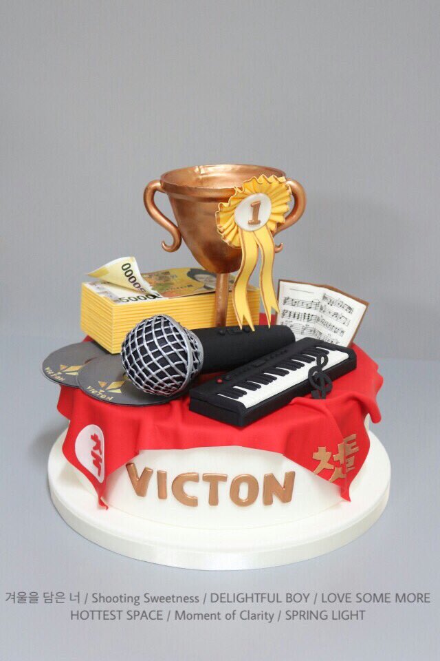 빅톤 첫돌과 병찬이의 21번째 생일을 기념하며 서포트 전달하고 왔습니다❣️케이크는 첫돌 컨셉에 맞게 제작해 봤어요😊 1년 동안 달려오느라 수고 많았고 앞으로 더 성장하는 빅톤 기대할게요👍🏻 4집 활동도 파이팅♡ #빅톤 #나를_기억해