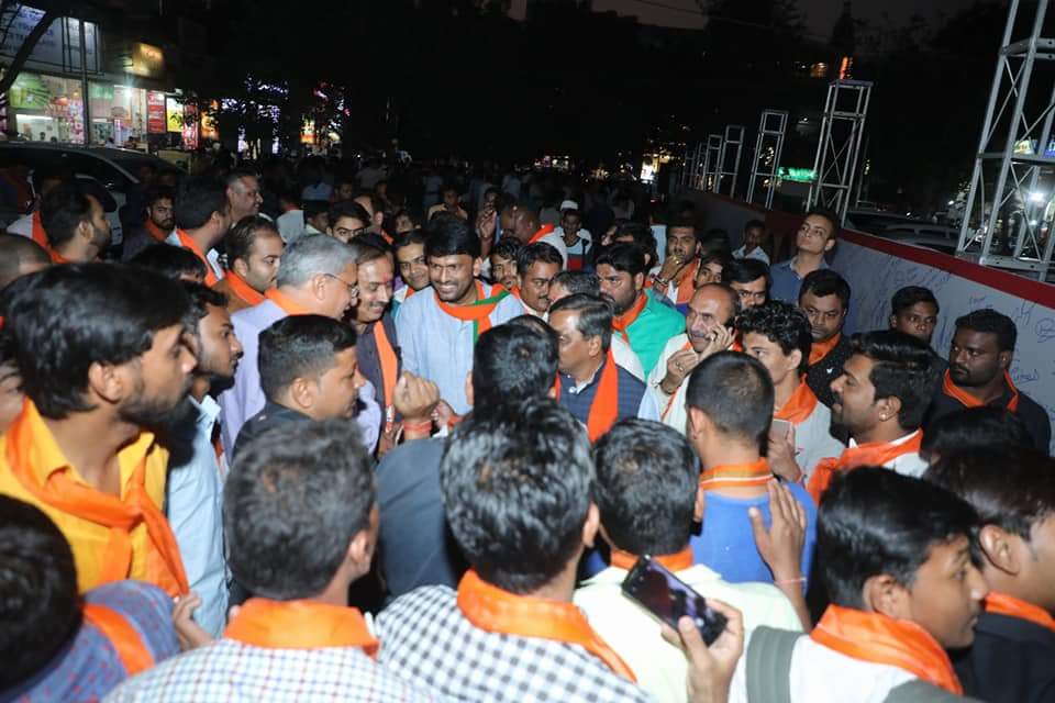 DrRutvij's tweet image. प्रधानमंत्री श्री @narendramodi जी के साहसिक नेतृत्व और देश से कालेधन और भ्रष्टाचार की समाप्ति के लिए मोदी सरकार के ऐतिहासिक फैसले &quot;नोटबंदी&quot; को समर्पित &quot;काला धन विरोधी दिवस&quot; पर कर्णावती महानगर में आयोजित हस्ताक्षर अभियान की कुछ और तस्वीरें ।