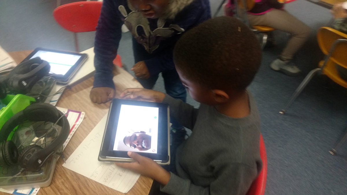 AP_AshleyPriest's tweet image. Using @Flipgrid in 1st grade to make text connections for #GRA17 #MemFox #MagicHat @AshleyAbsher  @Molly_Capps @Daryl_N_Jackson