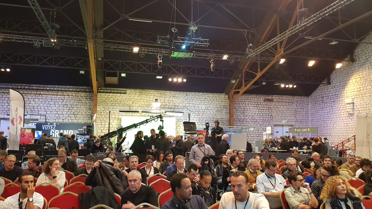 BenoitFevrier's tweet photo. Début de la conférence Production depuis Smartphone au #Satis17 avec @PlusshFR https://t.co/kMMr3Noury